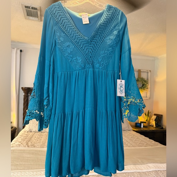 Dresses & Skirts - Elegant Teal Lace Dress